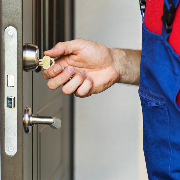 la cerrajería residencial suele llegar en un tiempo de respuesta de 30 minutos en casos de emergencia